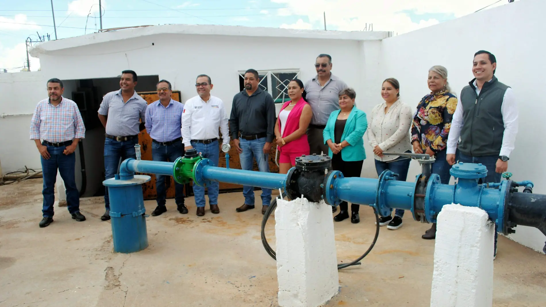 Foto grupal frente a equipo del pozo